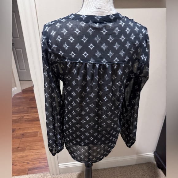 Hollister brand Chic Black and White Tie Front Blouse with Long Sleeves - Picture 4 of 8